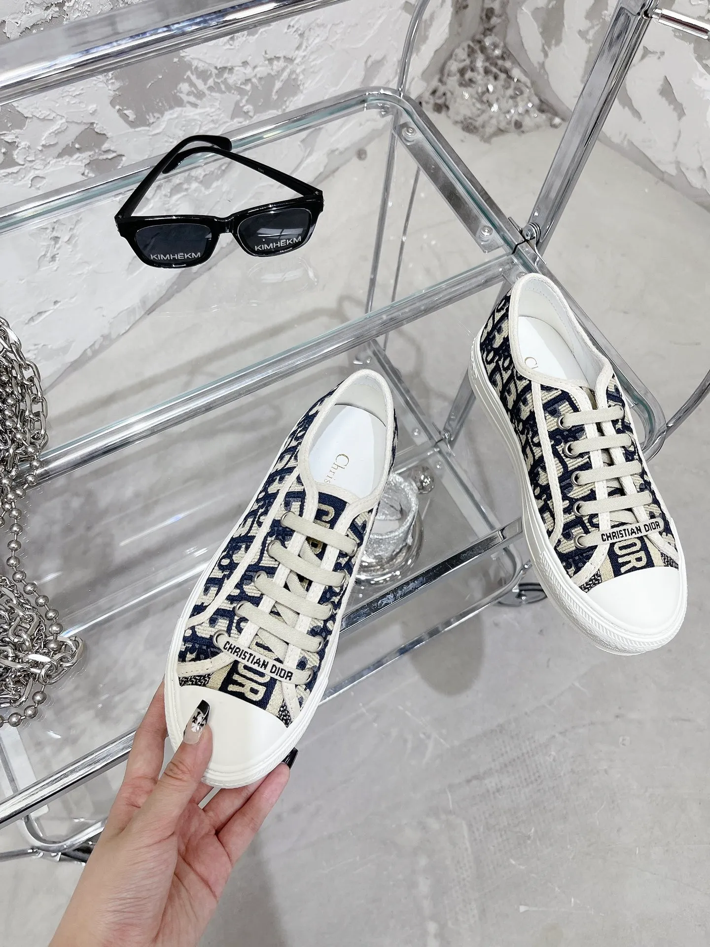 👟👟Ex-factory price 480 WALK N DIOR embroidered canvas shoes, flat casual shoes, Valentine's Day limited edition sneakers series, 100% cotton silk double-sided three-dimensional embroidery, hot sale in authentic stores, Ins star Internet celebrity concave style show.  All materials of this shoe are original molds, right down to the hardware, laces, outsole, 👟👟 ex-factory price U mid-pad... The upper fabric is made of double-sided pure cotton silk three-dimensional electric embroidery. Each style looks colorful, but it does not make it difficult to match clothes. The entire series is like a piece of handicraft, unique!  ▪️Inner lining: full-grain mixed sheep silk sheepskin ▪️Foot pads: imported cowhide of the same color, comfortable to the feet ▪️My last style is exactly the same as Z👟👟 ex-factory price, welcome to compare. My color matching is complete, and the counter has a full set of packaging. Code number: 35-40 (women's model 41 is custom-made and cannot be returned or exchanged)